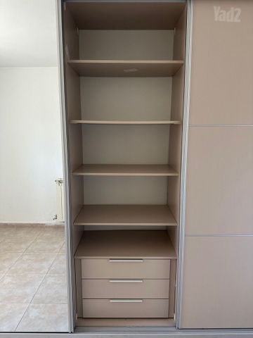 ‏ארון בגדים