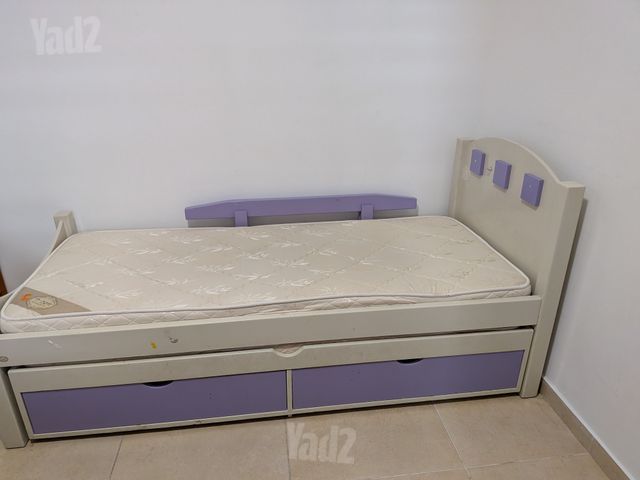 מיטת עץ מלא