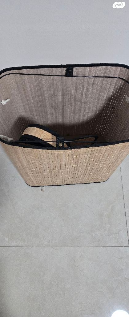 סל כביסה מעץ או פח זבל מעץ
