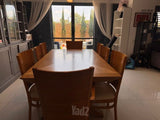 שולחן וכסאות עץ