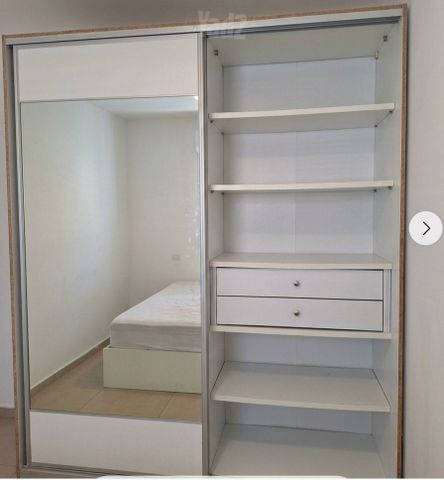 ארון עם מראות 1.80