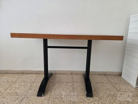 שולחן מעץ עם רגלי מתכת