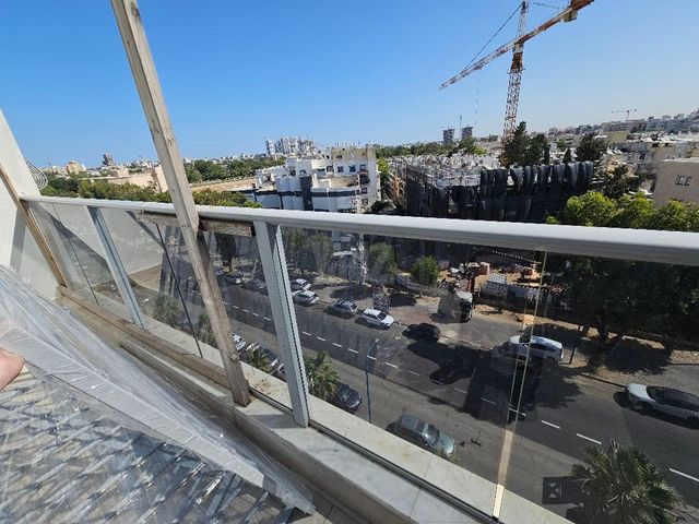 מעקה זכוכית