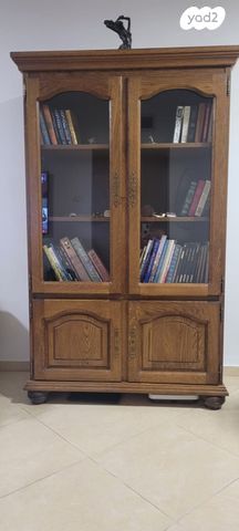 ויטרינה מעץ מלא