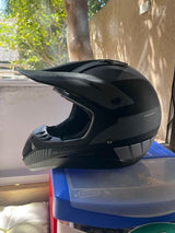 קסדת שטח שחורה