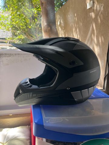 קסדת שטח שחורה