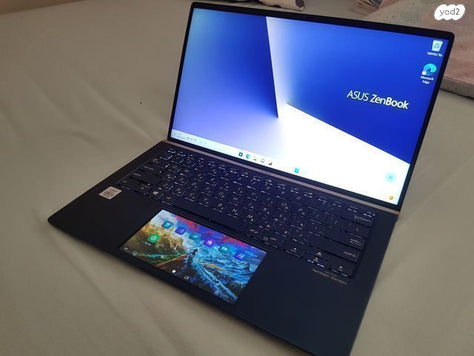 Zenbook עם שני מסכים