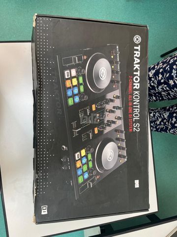 קונטרולר DJ TRAKTOR KONTROL S2
