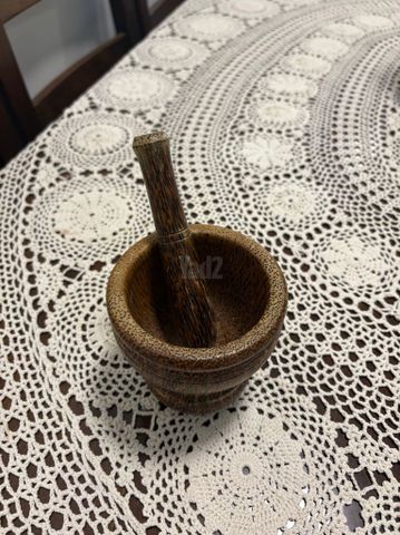 מכתש ועלי מעץ