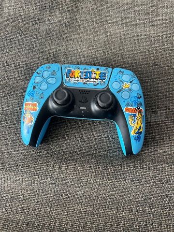 סוני PS5 עם שלט Fortnite