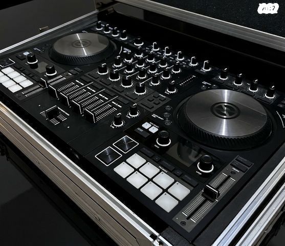 פלטת Traktor Kontrol S4