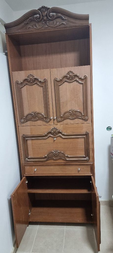 ארון יפה צבע חום