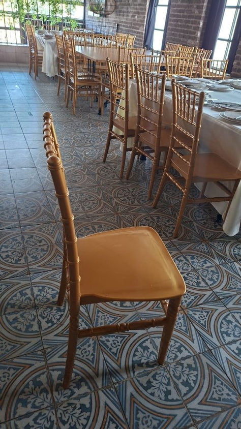 100 כסאות צ'יברי זהב