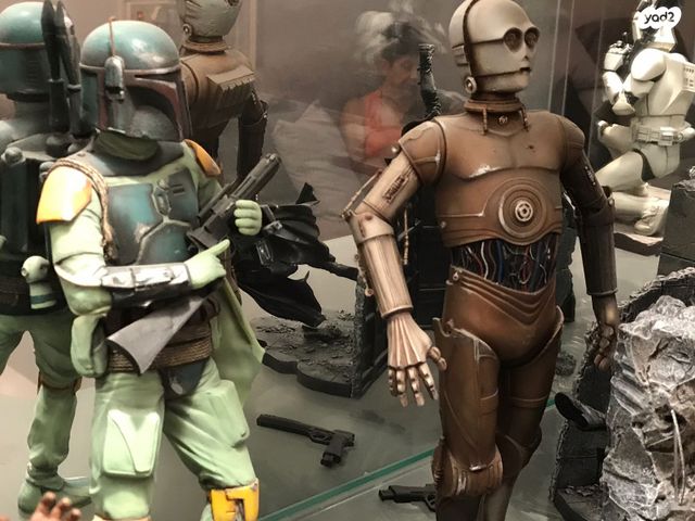 אוסף של action figures ופסלים