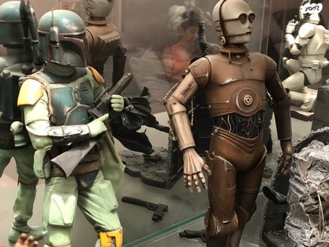 אוסף של action figures ופסלים