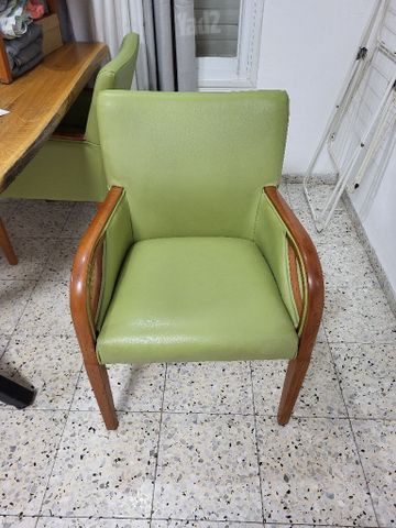 כסאות עץ מלא