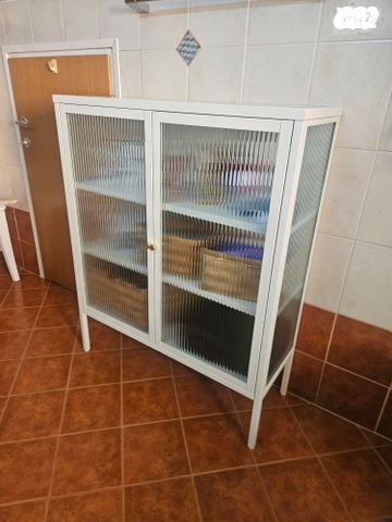 כוננית מתכת וזכוכית