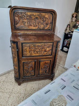 שידה עם תחריטים