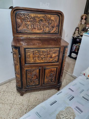 שידה עם תחריטים