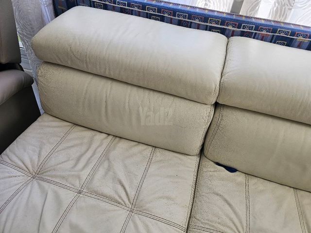 ספה קטנה לבנה