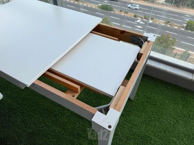 שולחן Ikea בצבע לבן