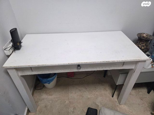 שולחן לבן  ומדפים של housein