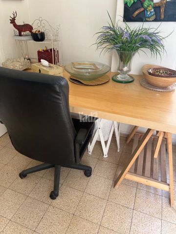 כסא, שולחן, מיטה