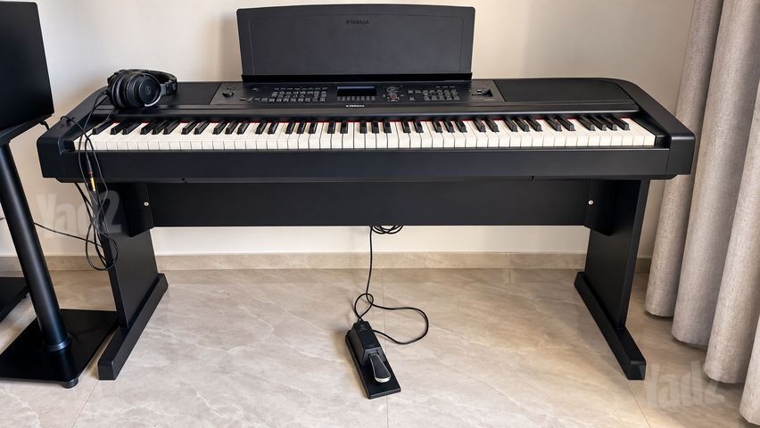 Yamaha DGX-670 כולל סטנד