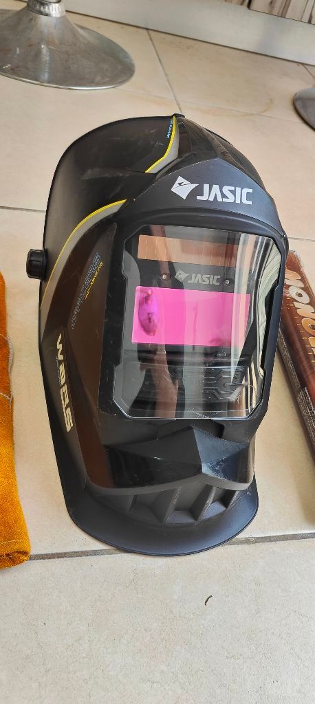 רתכת מקצועית