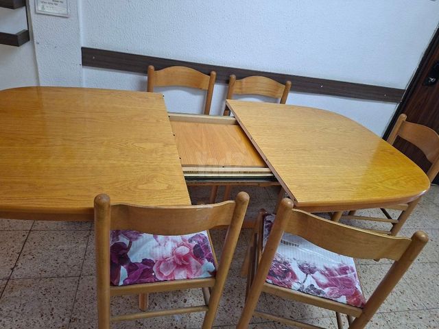 שולחן ניפתח וכיסאות