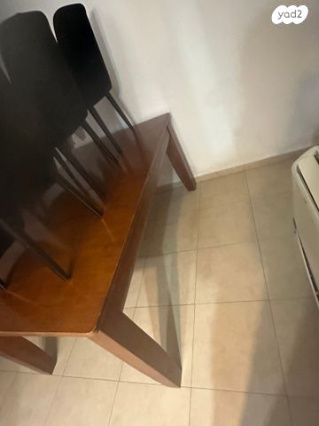 שולחן מעץ מלא וכסאות