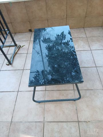 כסאות ושולחן