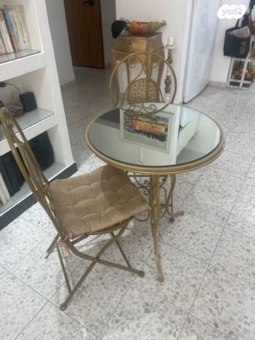 שולחן וכסאות