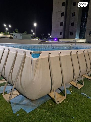 בריכה ענקית