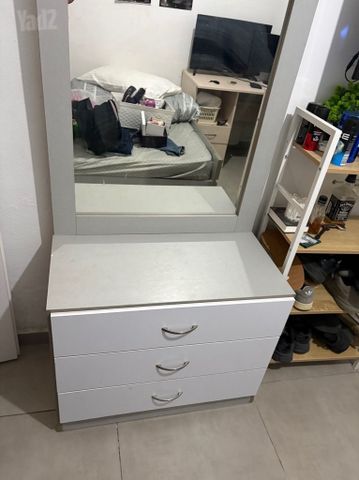 שידה עם מראה