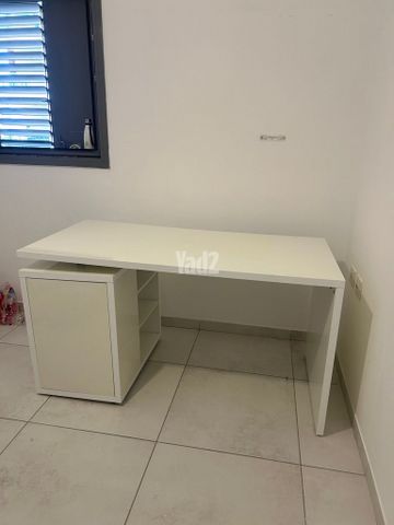 שולחן עם אחסון