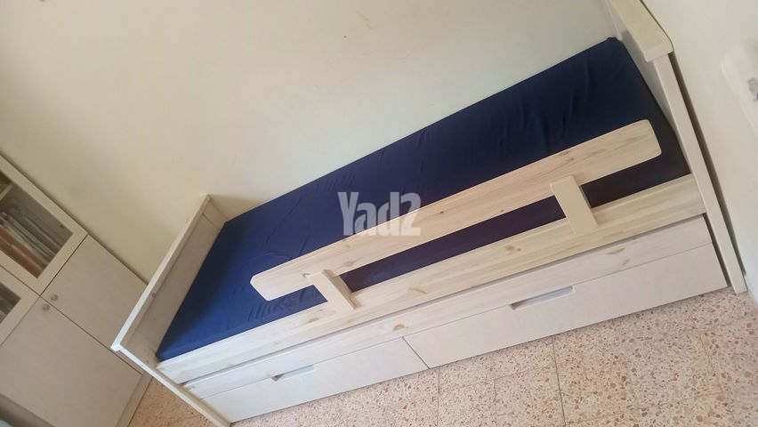 מיטת עץ נפתחת