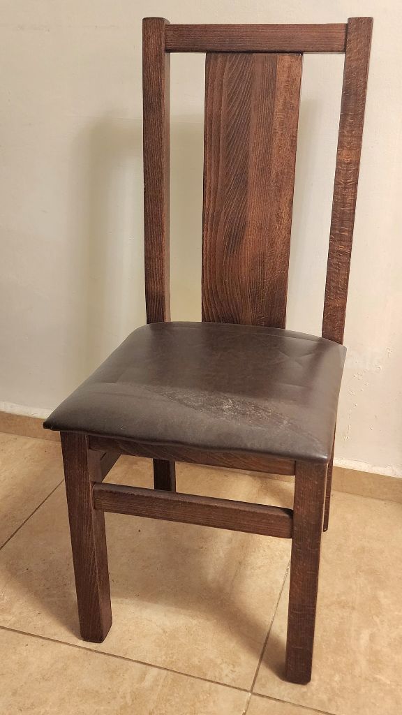 שש כיסאות עץ
