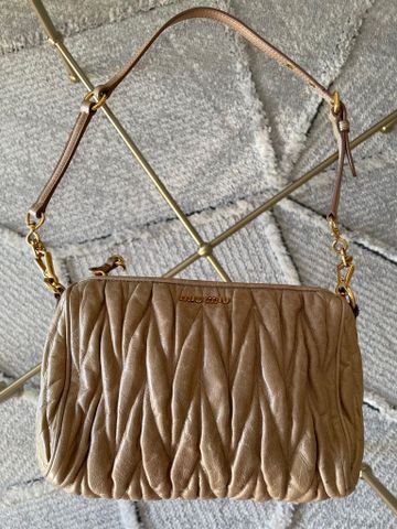 תיק miu miu