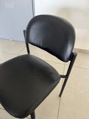כיסא עור שחור