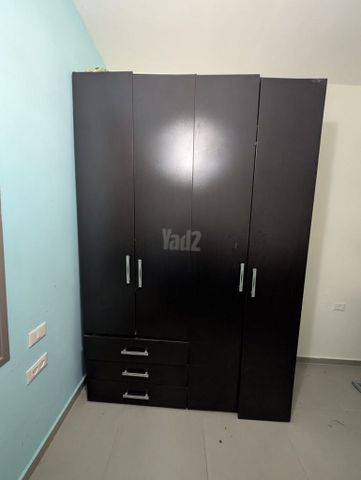 ארון שחור מעץ מלא