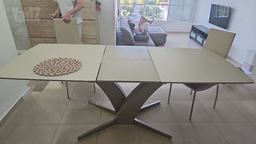 שולחן זכוכית