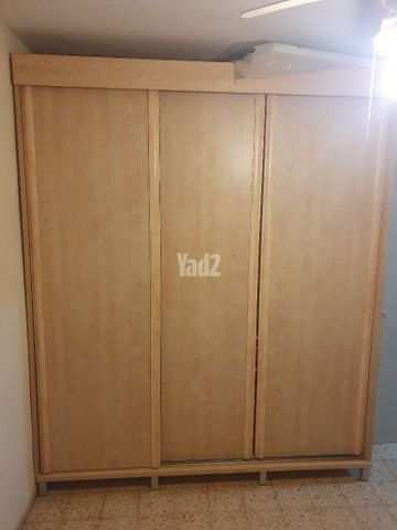 ארון מעץ מלא