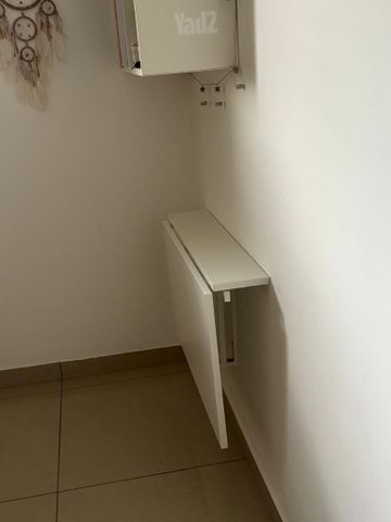 כוורת ושולחן
