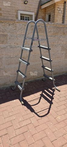 סולם לבריכה