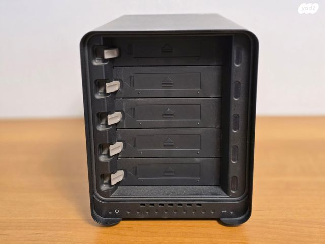 אחסון Drobo 5D
