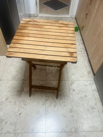 שולחן וכסאות מעץ למרפסת