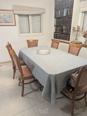 כסאות מעץ אגוז