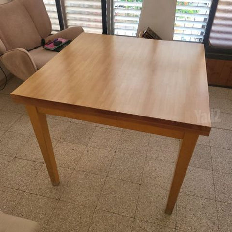 שולחן עץ