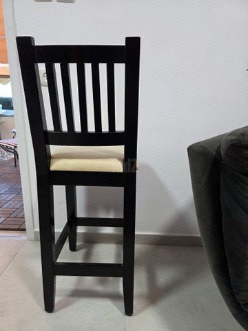 שולחן ו-3 כסאות